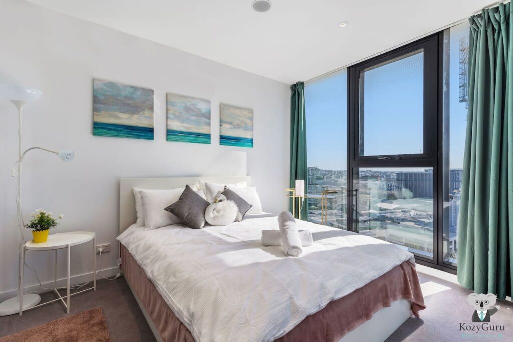 Located in the heart of Brisbane’s buzzing Fortitude Valley, this Airbnb listing offers the ultimate combination of style, comfort, and convenience.