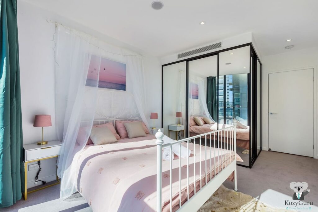 Located in the heart of Brisbane’s buzzing Fortitude Valley, this Airbnb listing offers the ultimate combination of style, comfort, and convenience.