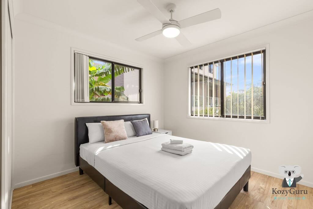 This Airbnb listing offers a peaceful escape in Mount Gravatt East, combining suburban charm with easy access to Brisbane’s best attractions.