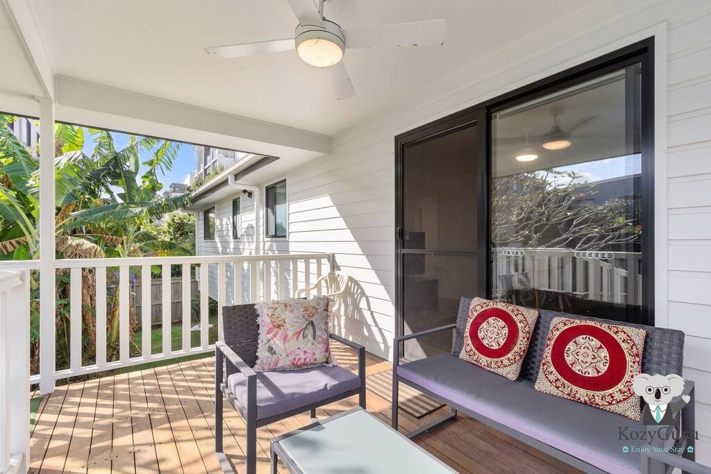 This Airbnb listing offers a peaceful escape in Mount Gravatt East, combining suburban charm with easy access to Brisbane’s best attractions.