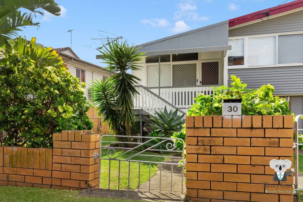 This Airbnb listing offers a peaceful escape in Mount Gravatt East, combining suburban charm with easy access to Brisbane’s best attractions.