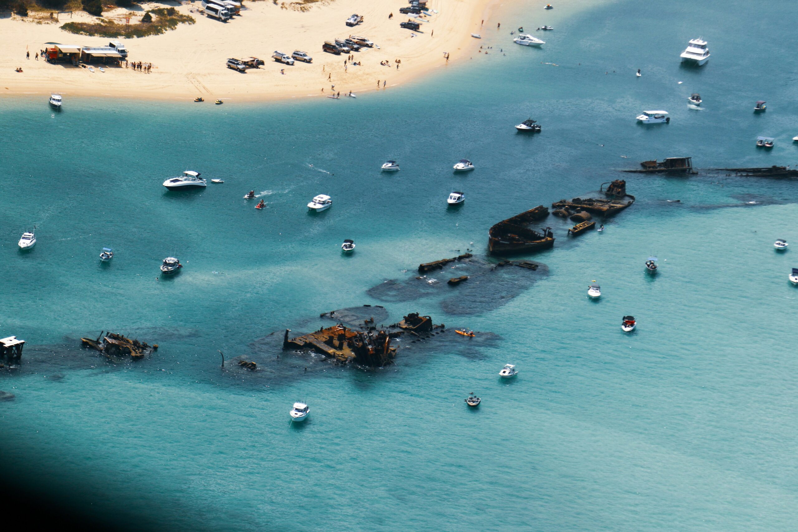 唐格魯馬沉船（Tangalooma Wrecks）浮潛地點擁有絢麗的海洋生物，讓您置身於絢麗的水下世界。