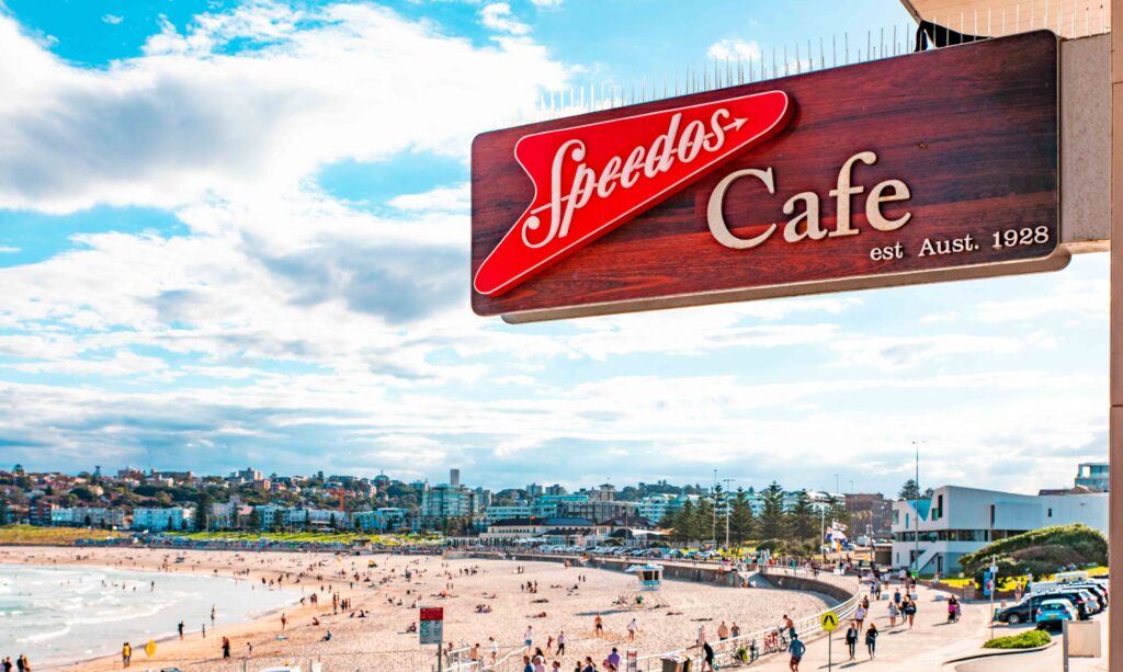 Speedos Cafe stands out with its stunning beachfront location, drawing in crowds with its delightful dishes that are as aesthetically pleasing as they are delicious.